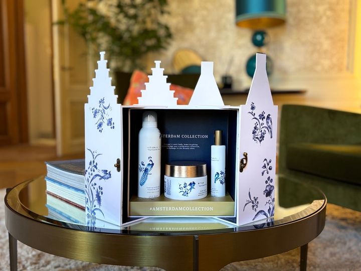 オランダの運河沿いの伝統的な家に着想を得た、エクスクルーシブなハウスボックスに人気アイテムが集結。各日10点限定。アムステルダム ハウスボックス ￥10,790（5月23日よりポップアップ限定発売） ※セット内容／：フォーミング シャワー ジェル 200g、ボディ クリーム220ml、ボディ ミスト 50ml