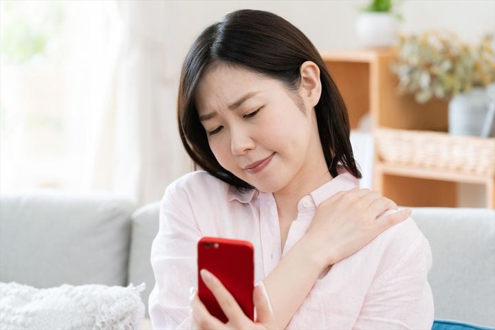 スマホを見すぎて“腰痛”になるって本当？