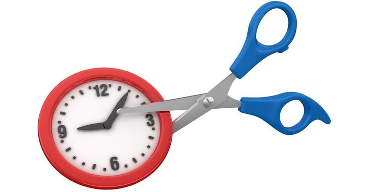 ミニチュアの時計をハサミで切ろうとしているイメージ写真