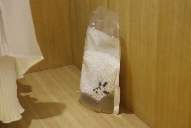 ダイソーの置くだけ立てられる除湿剤（吸湿量600ml、炭入）