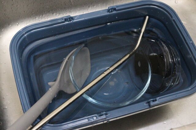 ダイソーの食器のつけ置きができる折りたたみソフトバスケット（3.2L、ネイビー）