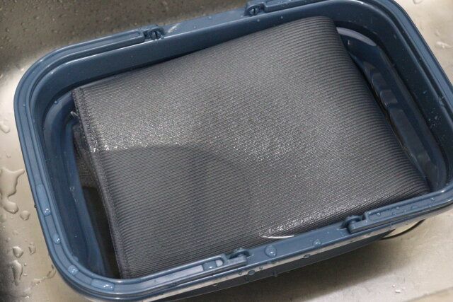 ダイソーのワンルームのシンクで使える折りたたみソフトバスケット（3.2L、ネイビー）