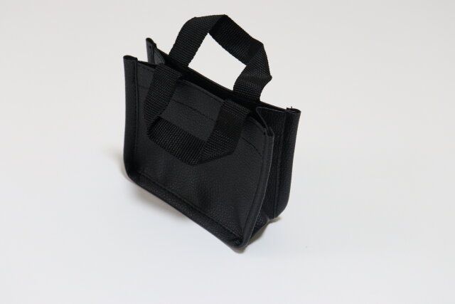 ダイソーのコンパクトな合皮スクエア ミニバッグチャーム