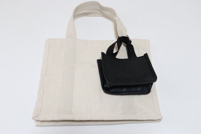 ダイソーの金具のない合皮スクエア ミニバッグチャーム