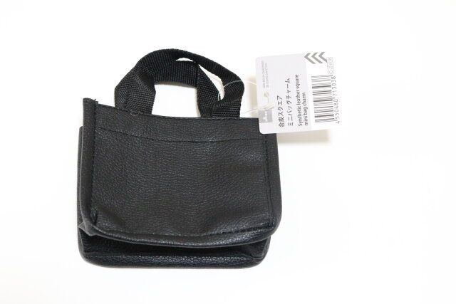 ダイソーの合皮スクエア ミニバッグチャームのパッケージ