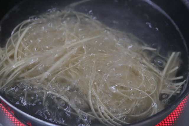 スパゲッティを袋の表示時間通りにゆでる。