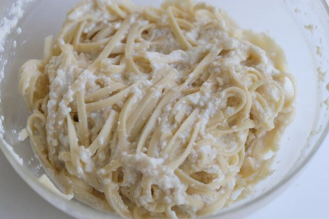 ゆであがったスパゲッティの水気を切って③に入れ、混ぜ合わせる。