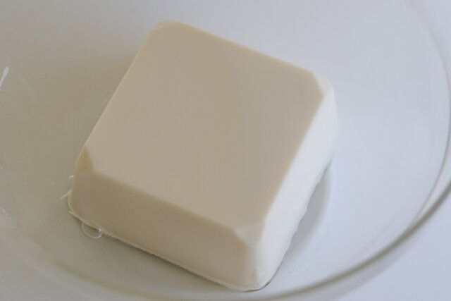 耐熱ボウルに絹ごし豆腐を入れる。