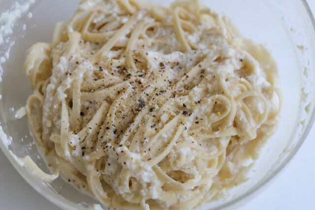 黒こしょうをふり、お好みで粉チーズを加える。