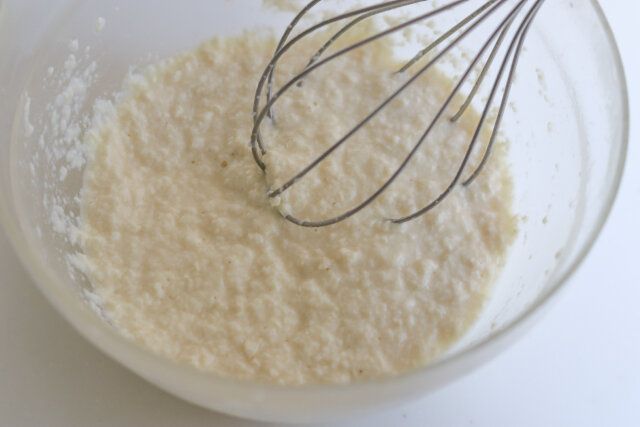 バター、顆粒コンソメ、にんにくを加え、泡立て器でなめらかになるようよく混ぜ合わせる。