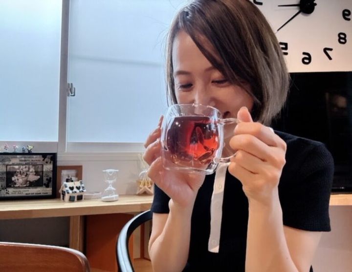山田養蜂場のはちみつ紅茶「HONEY LOVE」を飲む杉田美紀さん
