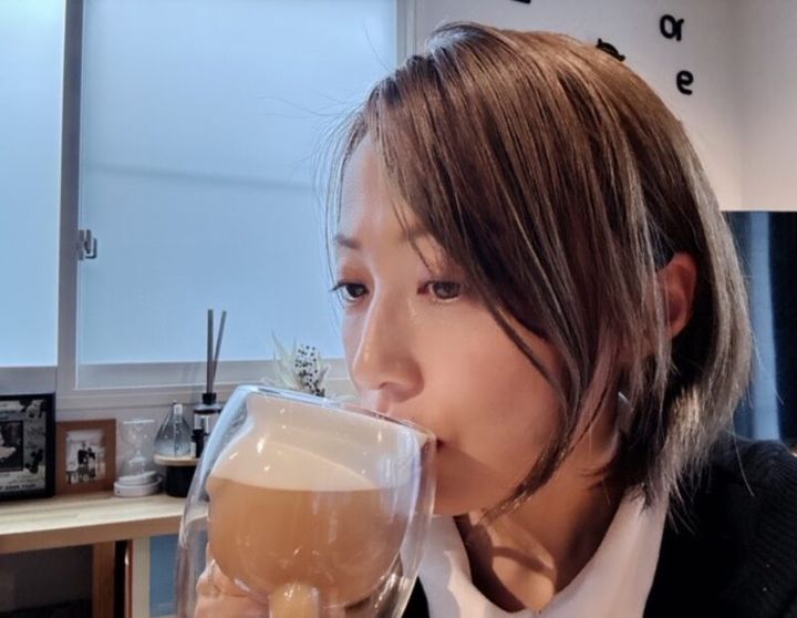 山田養蜂場のはちみつ紅茶を飲む杉田美紀さん