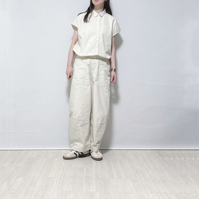 UNIQLO：Cのナチュラルの「クロップドシャツ/ノースリーブ」×ワイドバルーンパンツ