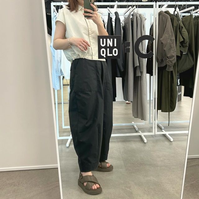 UNIQLO：Cのナチュラルの「クロップドシャツ/ノースリーブ」×ワイドバルーンパンツ