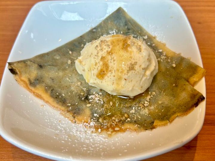 白と黒の胡麻クレープ