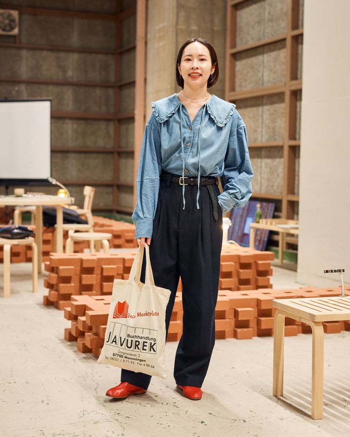 主役級のフリルデニムブラウスは、シックなジャケットを重ねてお洒落のバランス◎【デニム上手をスナップ】