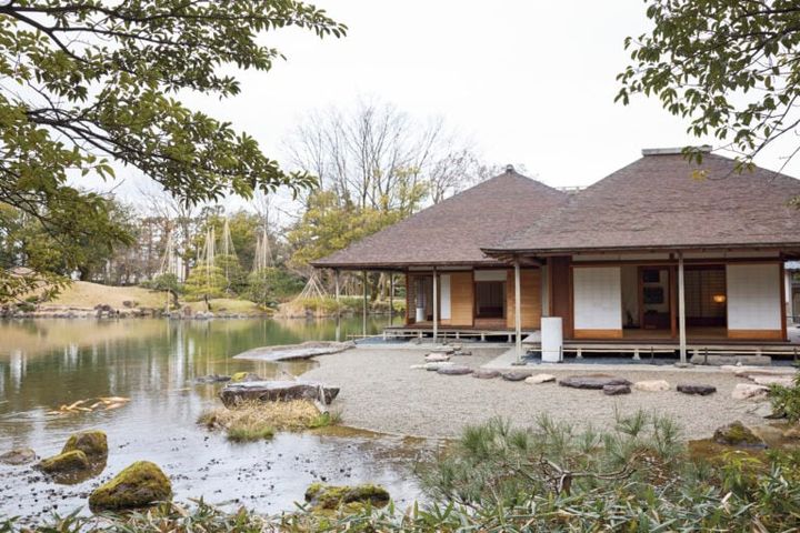 池に浮かぶように建てられた屋敷。美しく配された飛び石にも注目。