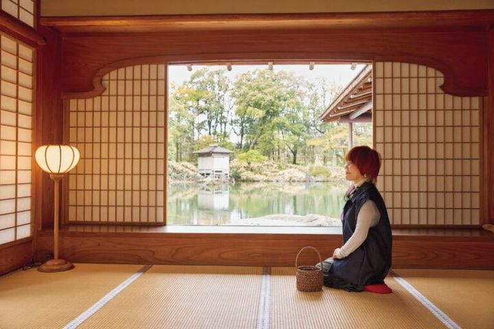 屋敷の見どころである御月見ノ間（おつきみのま）。座敷からの景色はすべて座って眺める前提で作られていると聞き、山本さんも座って。