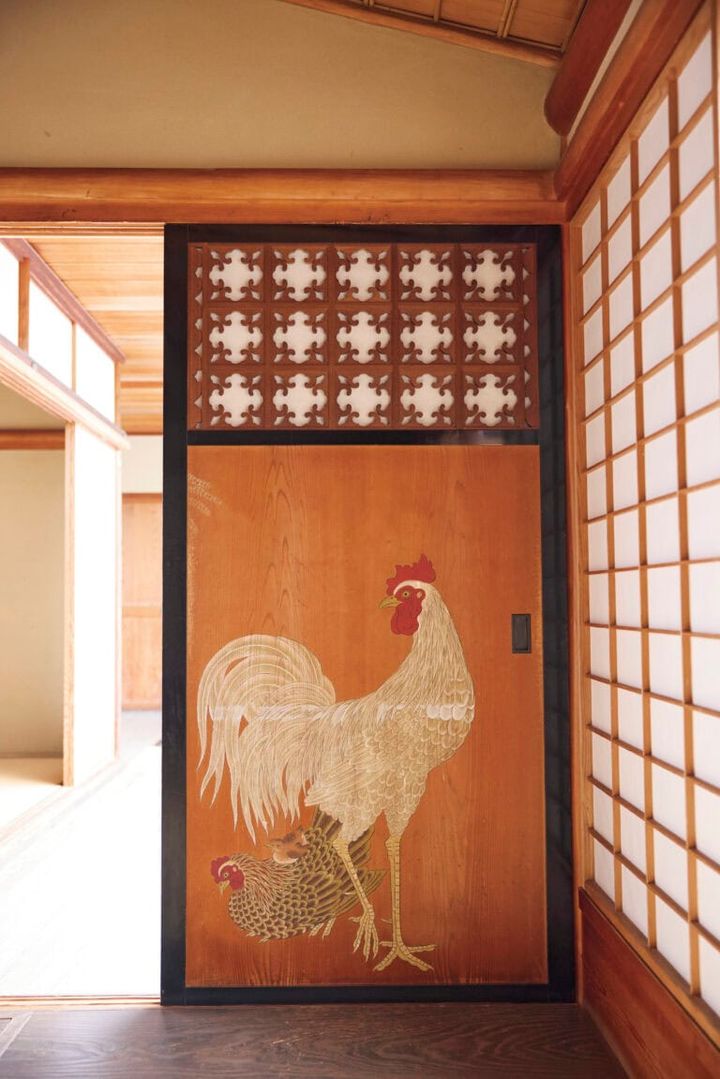 東向きの間の板戸には、朝に鳴く鶏が描かれています。