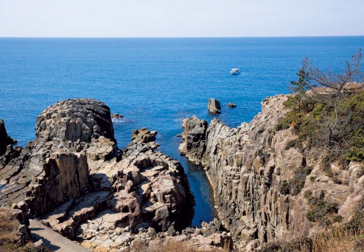 海にせり出す断崖絶壁は壮観。観光遊覧船で、海上から岩肌を見上げるのも一興です。