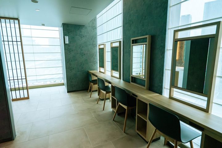 写真向かって左奥にトイレの個室が並ぶ