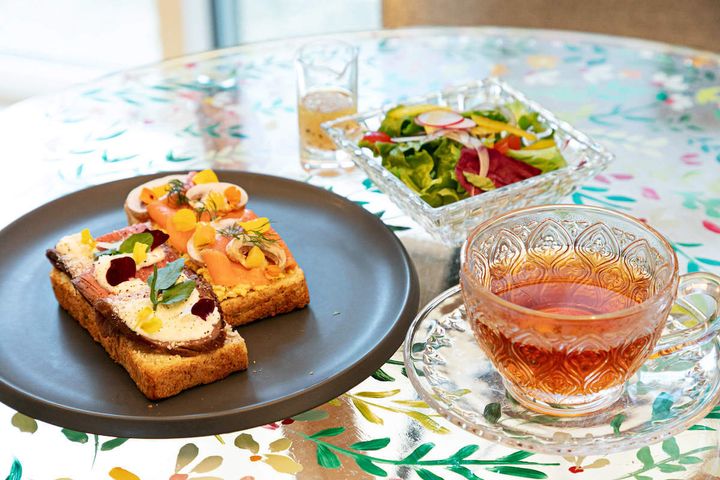 2種のオープンサンド、ミニサラダにティーフリーが付いた「ランチセット」 2500円