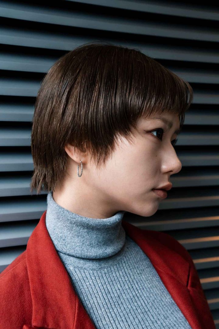 画像3: 淡いグレーにパキッとした赤を取り入れた、メリハリのあるコーデ