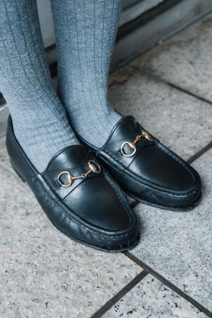 画像5: 淡いグレーにパキッとした赤を取り入れた、メリハリのあるコーデ