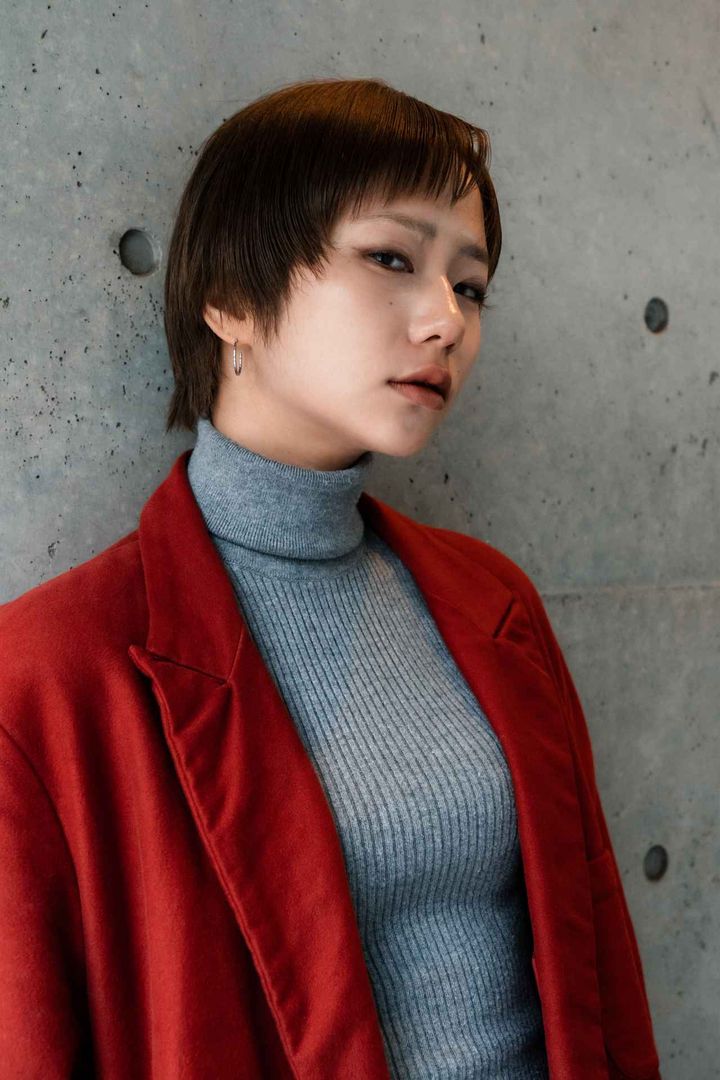 画像2: 淡いグレーにパキッとした赤を取り入れた、メリハリのあるコーデ