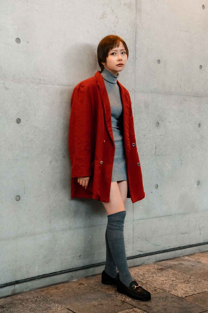 画像1: 淡いグレーにパキッとした赤を取り入れた、メリハリのあるコーデ