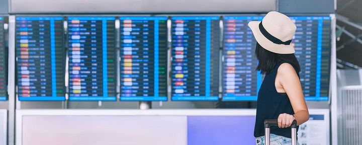 空港で飛行機に乗るのを待っている旅行者