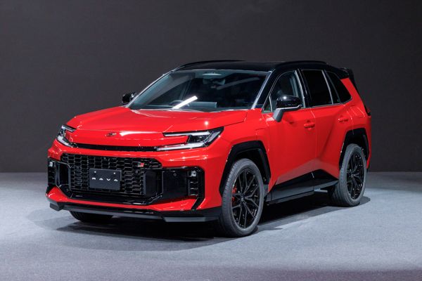 TOYOTA・【新型RAV4ワールドプレミア】RAV4歴代モデルが集結