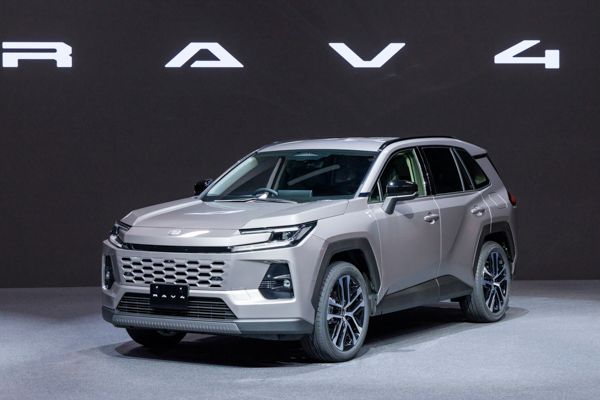 TOYOTA・【新型RAV4ワールドプレミア】RAV4歴代モデルが集結