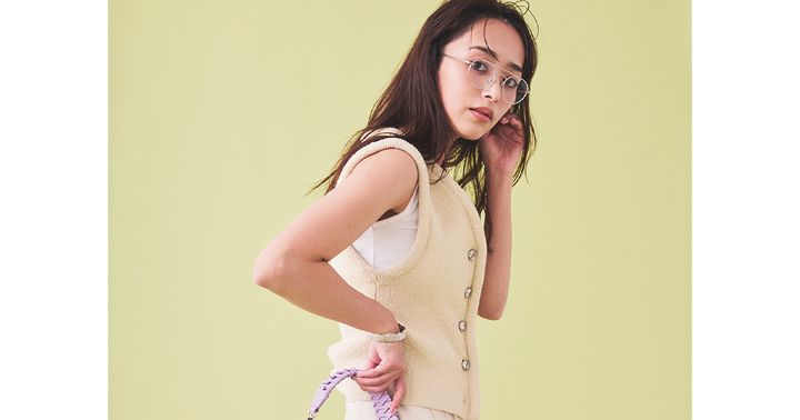 H＆M Editionのメタルボタンのジレを着た近藤千尋さん