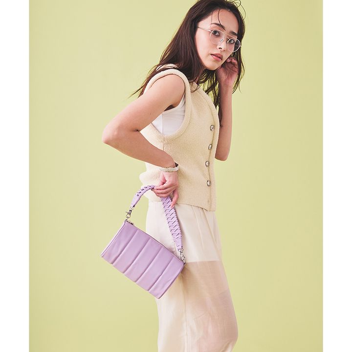 H＆M Editionのメタルボタンのジレとシアーパンツにパープルのハンドバッグやメタルフレームのメガネを合わせた近藤千尋さん