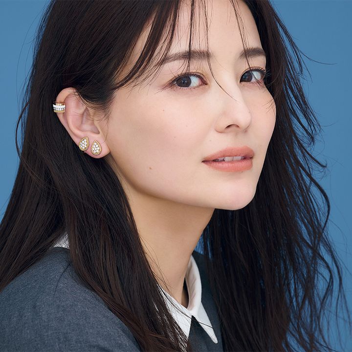 ブシュロンのセルパンボエムのピアス2つとキャトルのイヤーカフを片耳に重ねづけした原田夏希さん