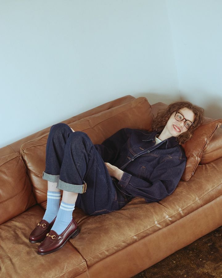 濃い色デニムオンデニムと、ライトブルーのソックスでさりげない統一感を。【FUDGE dig.｜デニムオンデニムの差し色レッスン – 05】