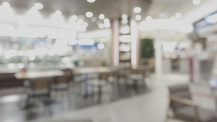 フードコートへ走っていく娘を追いかけて（画像はイメージ）