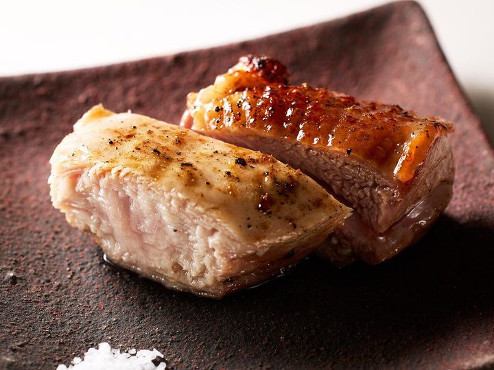 溜池山王『赤坂ひめの』の「土佐ジロー」（昆布締めしてから網焼きにした胸肉ともも肉とを食べ比べ）