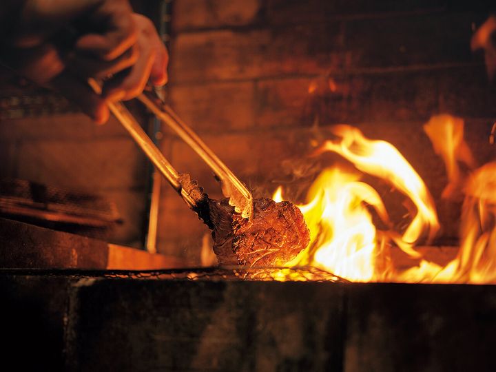 門前仲町『jiü』の薪窯で肉を焼いている様子