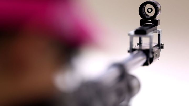 サッカー場の隣に住む男がエアライフルで選手を狙撃！選手の後頭部に弾丸が命中して負傷