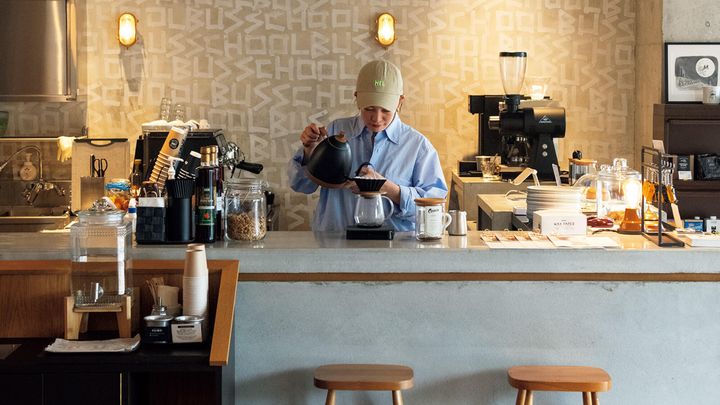 東京〈スクールバス・コーヒー・ストップ・ナカメグロ〉店内