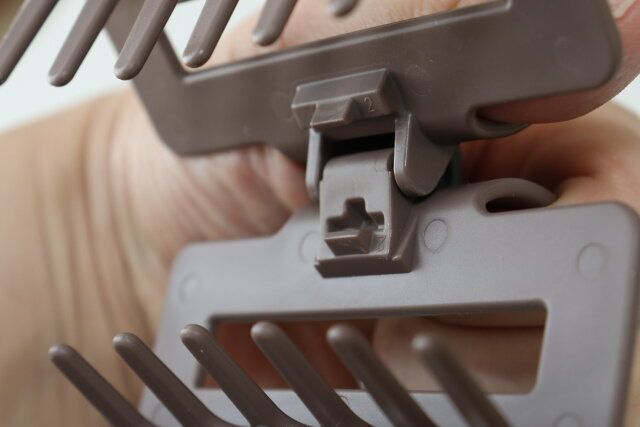 ダイソーの金属不使用の髪になじませるトリートメントコーム付ヘアクリップ