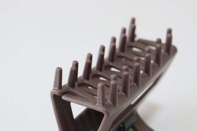 ダイソーのコームが付いた髪になじませるトリートメントコーム付ヘアクリップ