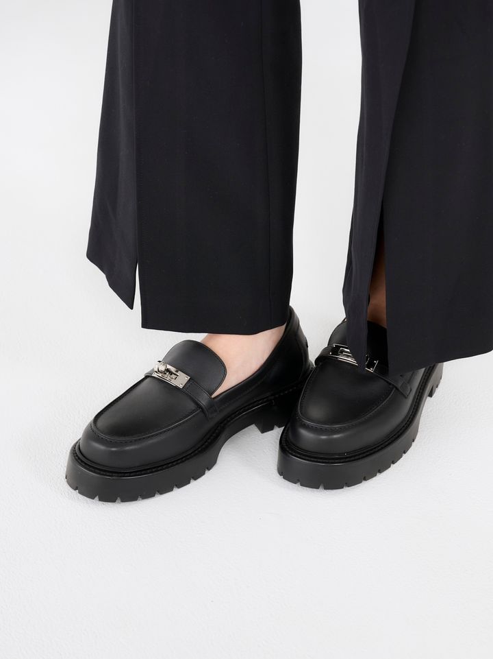 クラウドチームVERY濱野かやの春コーデのシューズはエルメスローファー