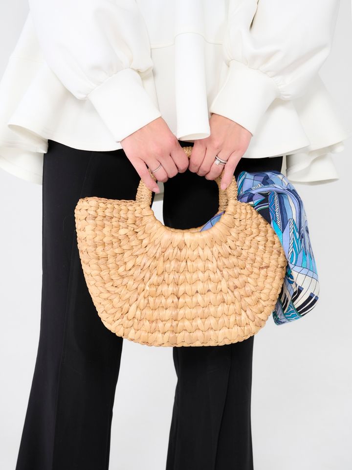 クラウドチームVERY濱野かやの春コーデのバッグにスカーフ