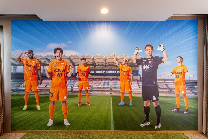静岡のホテルにJリーグ名門の「コンセプトルーム」が誕生！まさに“オレンジ一色”…これがサッカーの街