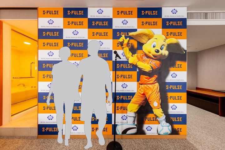 静岡のホテルにJリーグ名門の「コンセプトルーム」が誕生！まさに“オレンジ一色”…これがサッカーの街