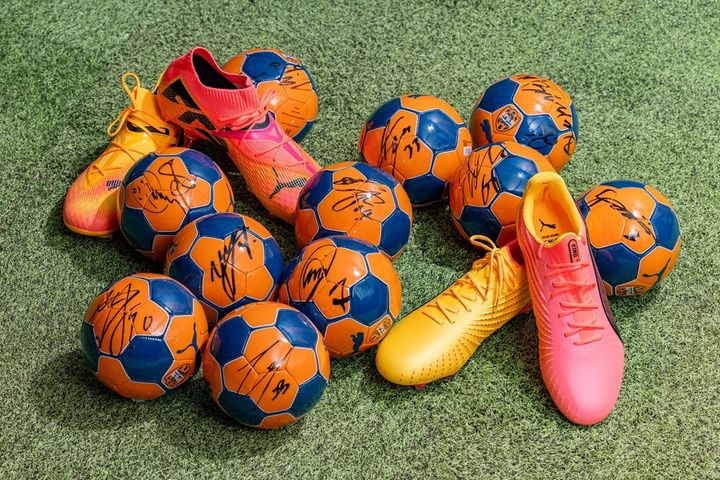 静岡のホテルにJリーグ名門の「コンセプトルーム」が誕生！まさに“オレンジ一色”…これがサッカーの街