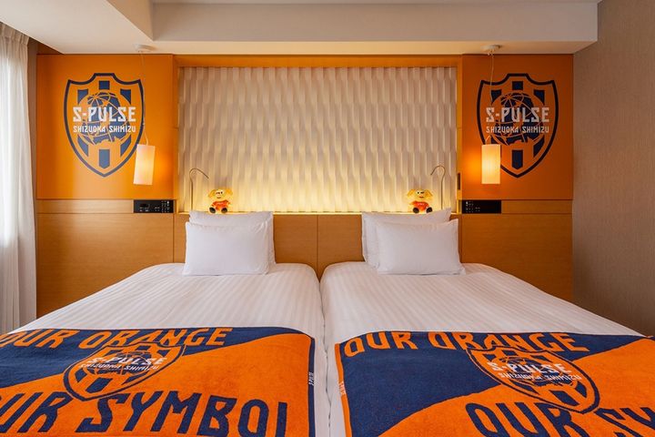 静岡のホテルにJリーグ名門の「コンセプトルーム」が誕生！まさに“オレンジ一色”…これがサッカーの街